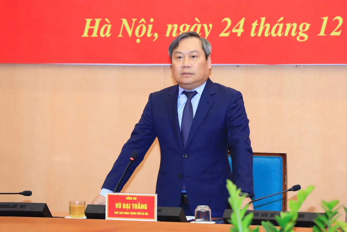 Chủ tịch UBND TP H&agrave; Nội trao quyết định điều động, bổ nhiệm 5 l&atilde;nh đạo sở, ng&agrave;nh - Ảnh 1.