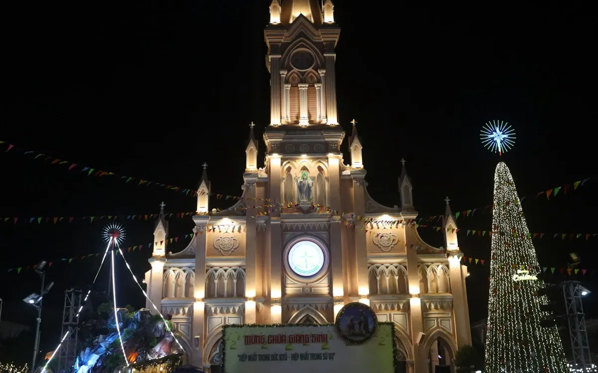 Nhà thờ chính tòa Đà Nẵng lung linh đón Giáng sinh 2025.