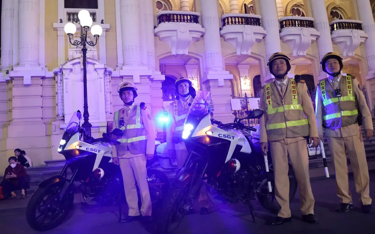 Lực lượng CSGT Hà Nội triển khai phương án bảo đảm TTATGT đêm Noel.