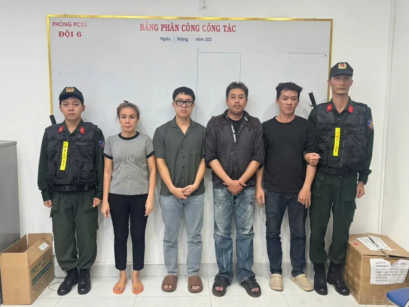 Khởi tố 4 người trong đường d&acirc;y sản xuất, ti&ecirc;u thụ gas giả tại TP Hồ Ch&iacute; Minh - Ảnh 1.