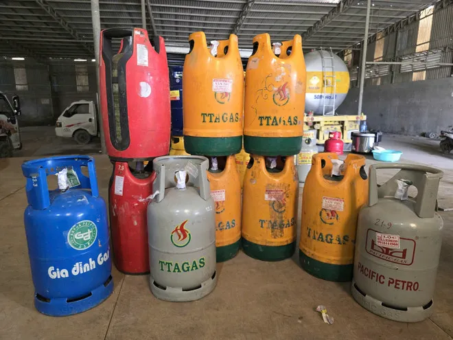 Khởi tố 4 người trong đường d&acirc;y sản xuất, ti&ecirc;u thụ gas giả tại TP Hồ Ch&iacute; Minh - Ảnh 3.