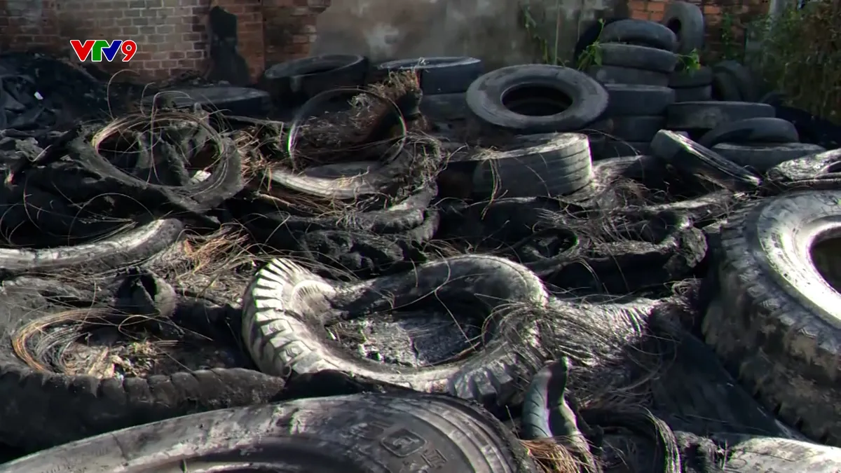 Nỗi lo từ những bãi chứa lốp ô tô cũ