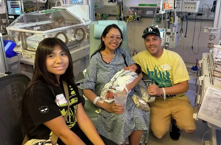 Em b&eacute; ch&agrave;o đời sau 41 tuần ph&aacute;t triển b&ecirc;n ngo&agrave;i tử cung của mẹ - Ảnh 1.