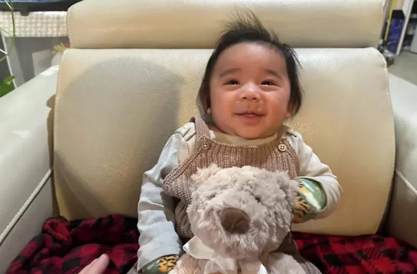 Em b&eacute; ch&agrave;o đời sau 41 tuần ph&aacute;t triển b&ecirc;n ngo&agrave;i tử cung của mẹ - Ảnh 2.