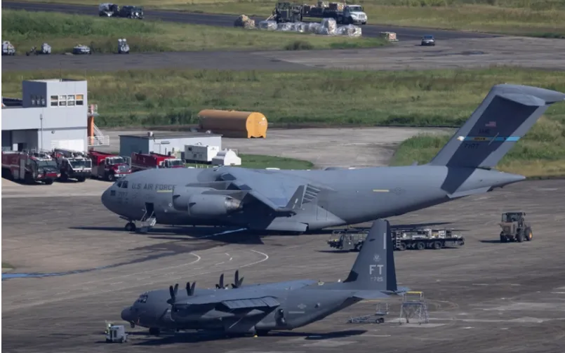 Nhân viên mặt đất dỡ hàng từ máy bay C-17 Globemaster III của Không quân MM tại căn cứ hải quân Roosevelt Roads ở Ceiba, Puerto Rico (Ảnh: NYT)