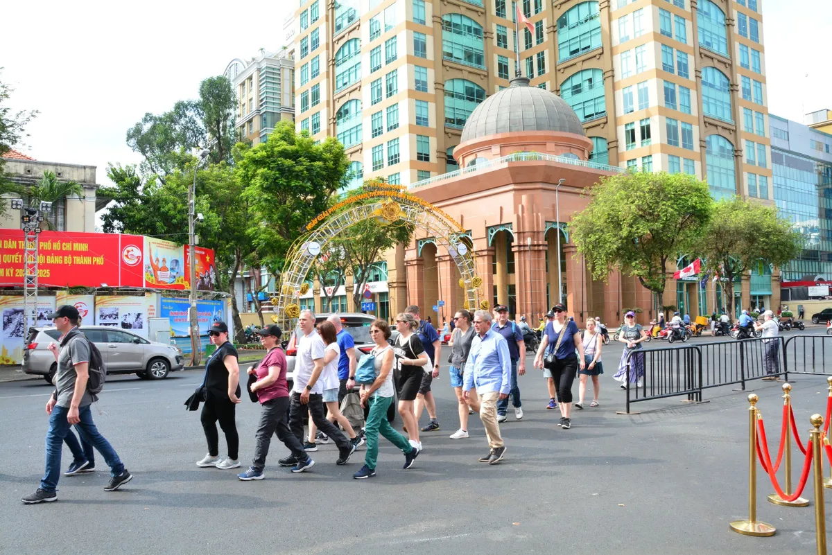 Việt Nam kh&eacute;p lại năm du lịch kỷ lục: Từ cột mốc 20 triệu kh&aacute;ch đến b&agrave;i to&aacute;n giữ nhịp tăng trưởng - Ảnh 1.