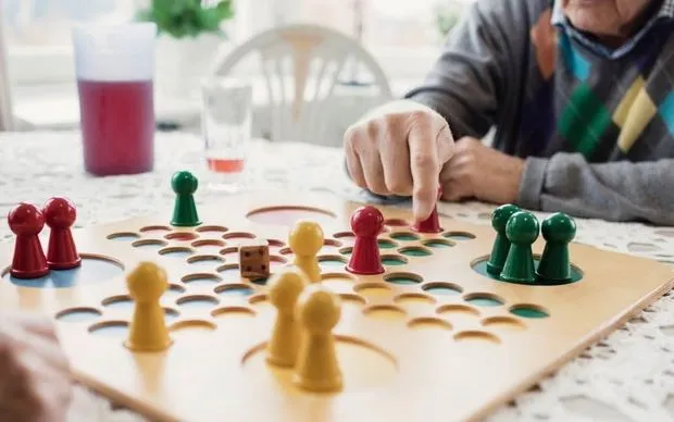 Người cao tuổi chơi cờ ludo tại một viện dưỡng lão (Ảnh minh họa: Maskot/Getty Images)