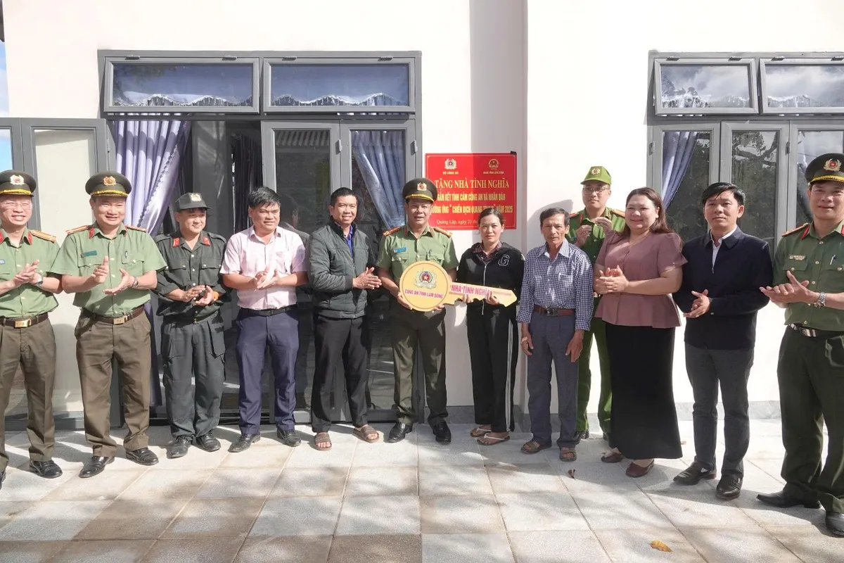 Kh&aacute;nh th&agrave;nh căn nh&agrave; đầu ti&ecirc;n sau 18 ng&agrave;y thi c&ocirc;ng trong &ldquo;Chiến dịch Quang Trung&rdquo;- Ảnh 2.