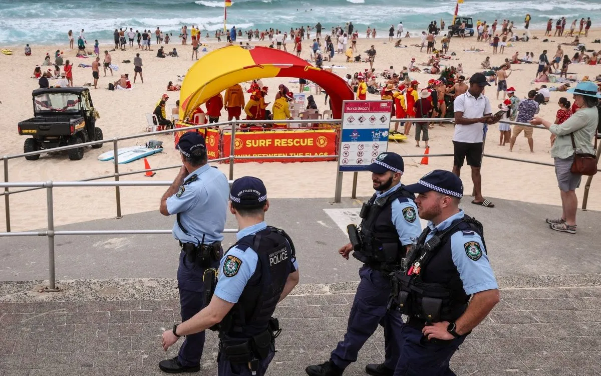 Cảnh sát tuần tra tại bãi biển Bondi ở Sydney, Australia, ngày 25/12/2025, sau vụ xả súng khiến 15 người thiệt mạng tại một lễ hội của cộng đồng Do Thái. (Ảnh: AFP)
