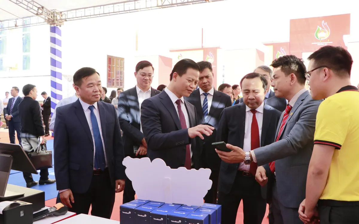 Ông Vũ Hải Quân - Thứ trưởng Thường trực Bộ KH&CN; Ông Vương Quốc Tuấn - Chủ tịch UBND tỉnh Thái Nguyên và ông Dương Hữu Bường - Giám đốc Sở KH&CN tỉnh Thái Nguyên tham quan gian hàng công nghệ.