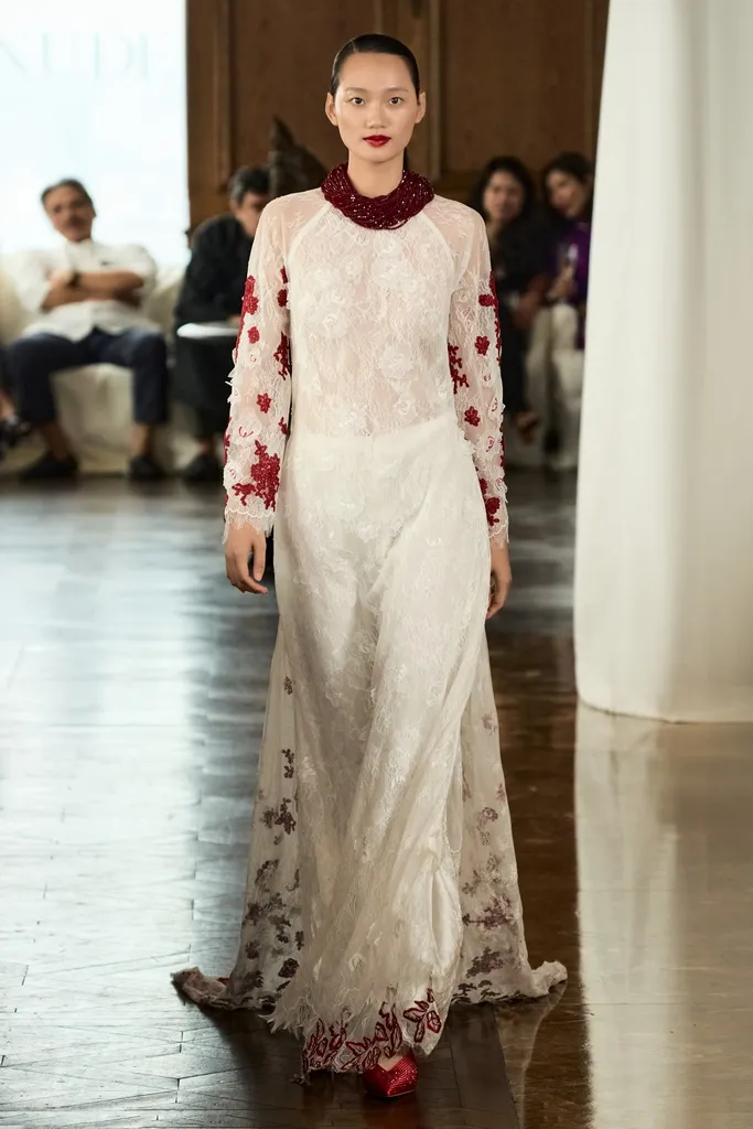 Chất liệu ren, xuy&ecirc;n thấu t&ocirc;n vinh vẻ đẹp của &aacute;o d&agrave;i truyền thống- Ảnh 8.