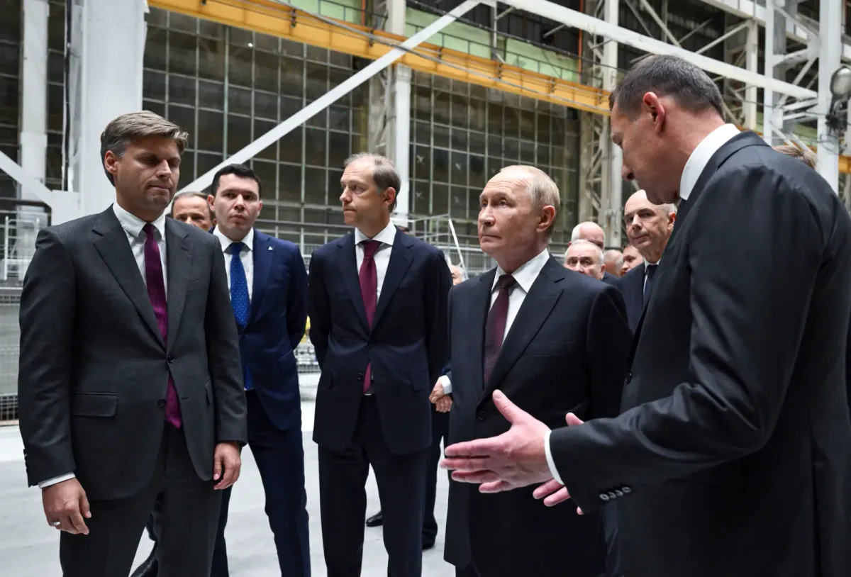 Tổng thống Nga Vladimir Putin cùng Tổng Giám đốc Tập đoàn Vũ trụ Nhà nước Roscosmos Dmitry Bakanov, trong một chuyến thăm nhà máy sản xuất động cơ máy bay UEC-Kuznetsov tại Samara, Nga.