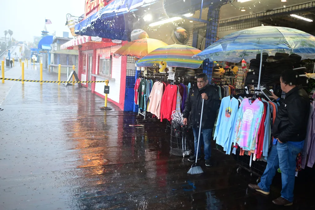 Mưa lớn tr&uacute;t xuống miền Nam California (Mỹ) g&acirc;y lũ qu&eacute;t  - Ảnh 6.