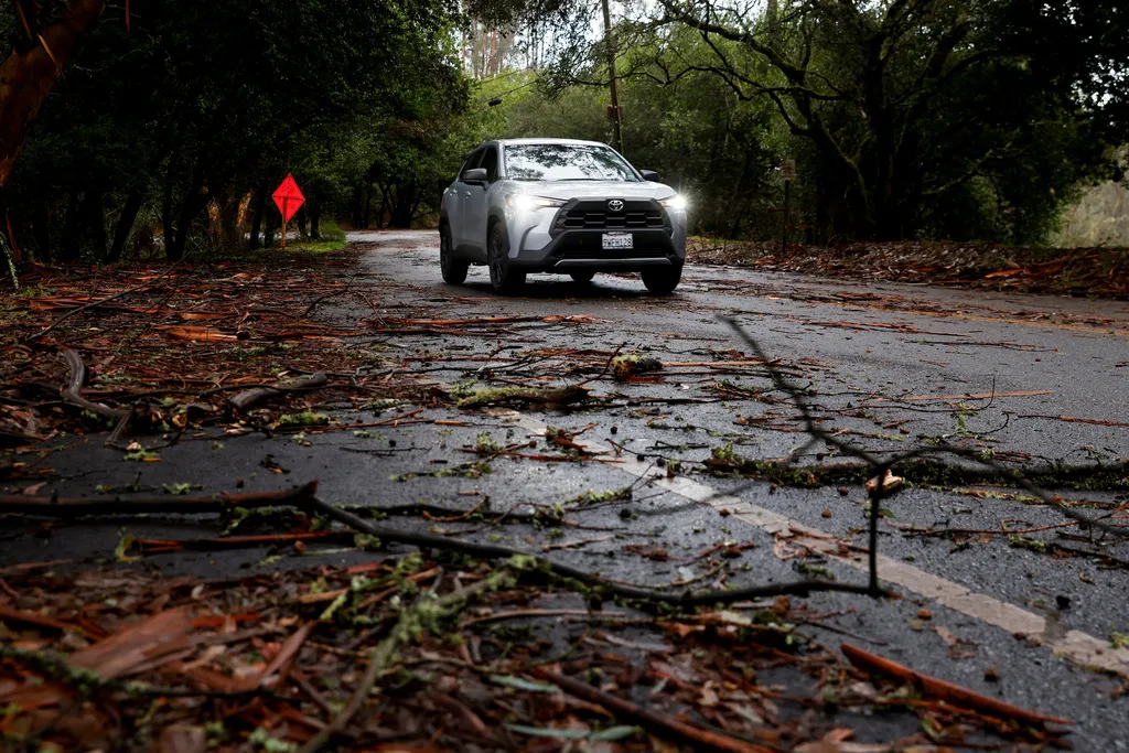 Mưa lớn tr&uacute;t xuống miền Nam California (Mỹ) g&acirc;y lũ qu&eacute;t  - Ảnh 1.
