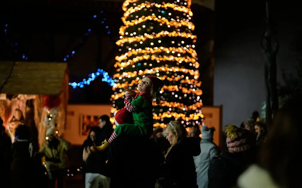 Giáo dân tham dự thánh lễ đêm Giáng sinh tại nhà thờ St. Antoine ở Istanbul, Thổ Nhĩ Kỳ, ngày 24/12/2025 (Ảnh: AP)