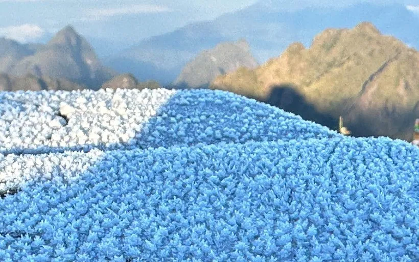 Lớp băng dày khoảng 0,5cm, trắng xốp, bám lên mặt sàn, lan can. (Ảnh: TTXVN phát)