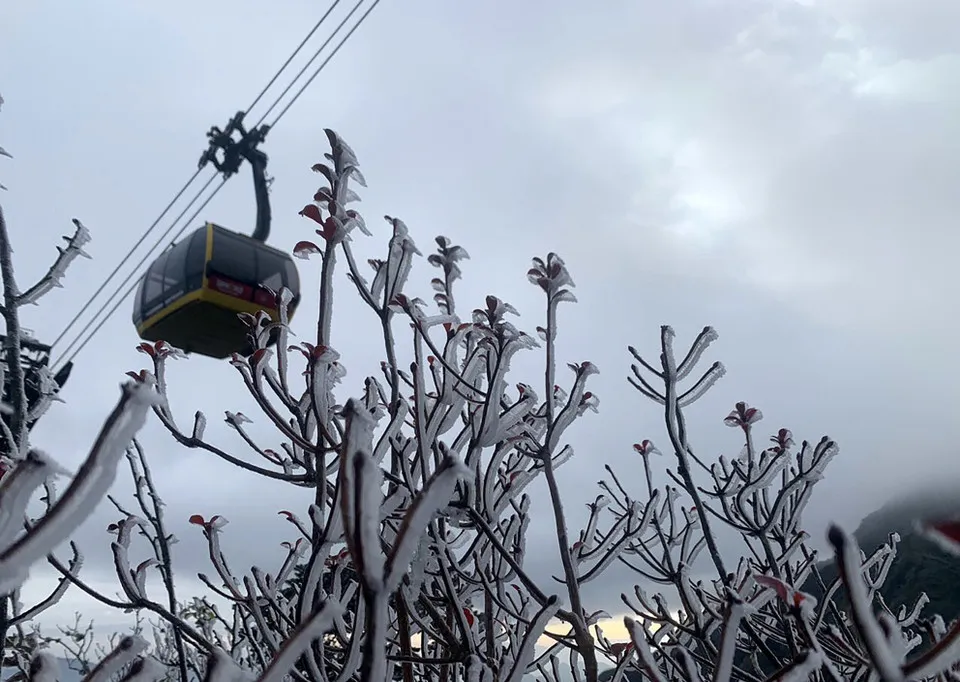 Thời tiết đ&ecirc;m 25/12: Bắc Bộ trời r&eacute;t, v&ugrave;ng n&uacute;i cao khả năng c&oacute; băng gi&aacute; v&agrave; sương muối - Ảnh 1.