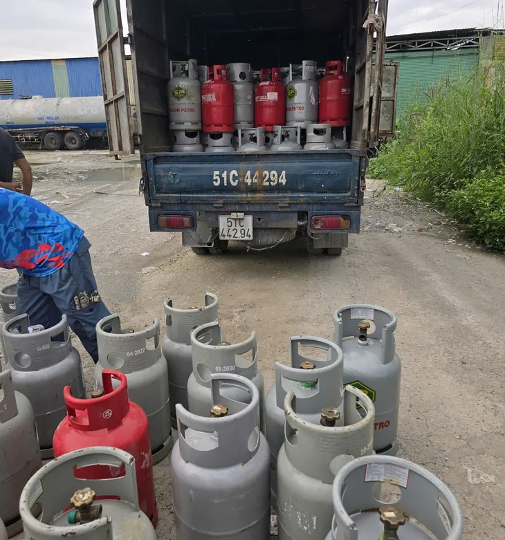 Khởi tố 4 người trong đường d&acirc;y sản xuất, ti&ecirc;u thụ gas giả tại TP Hồ Ch&iacute; Minh - Ảnh 2.