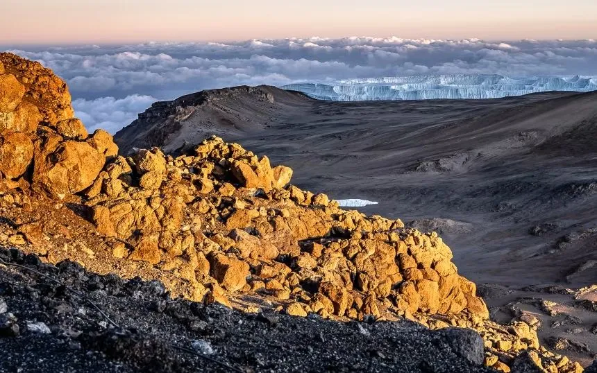 Quang cảnh nhìn từ đỉnh núi Kilimanjaro ở Tanzania (Ảnh: Simone Boccaccio/SOPA Images/LightRocket/Getty Images)