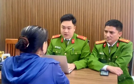 Công an phường làm việc với bà T