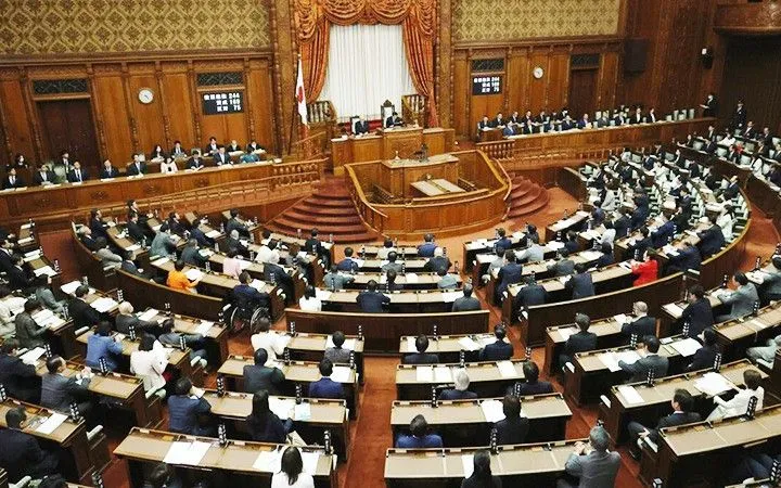Phiên họp thông qua gói ngân sách bổ sung của Quốc hội Nhật Bản (Ảnh: Japan Times)