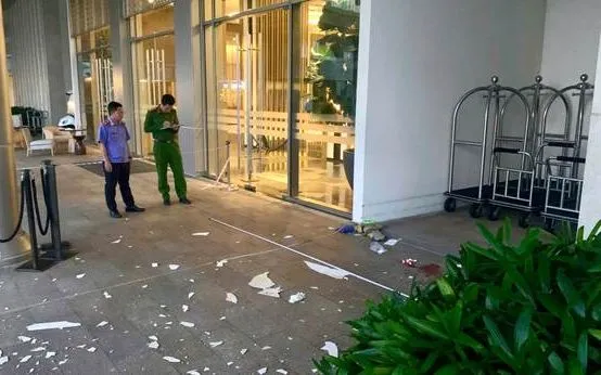 Kiểm sát viên và công an có mặt điều tra vụ việc. 