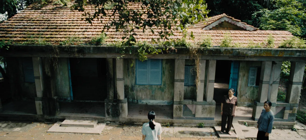 Đằng sau lớp &aacute;o kinh dị, &ldquo;Nh&agrave; hai chủ&rdquo; ca ngợi t&igrave;nh mẫu tử - Ảnh 1.