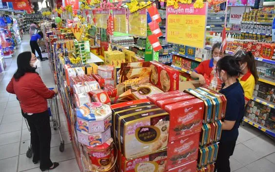 Nhiều nhà bán lẻ cũng nhận thấy xu hướng chi tiêu thận trọng mùa Tết, nên mạnh tay kích cầu cuối năm