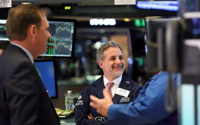 Giao dịch viên tại sàn chứng khoán New York, Mỹ. (Ảnh: THX/TTXVN)