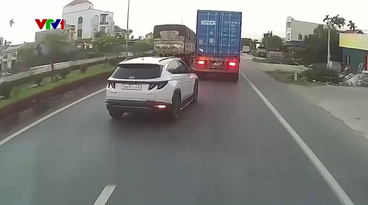 Tr&aacute;nh va chạm khi đảm bảo khoảng c&aacute;ch an to&agrave;n - Ảnh 1.