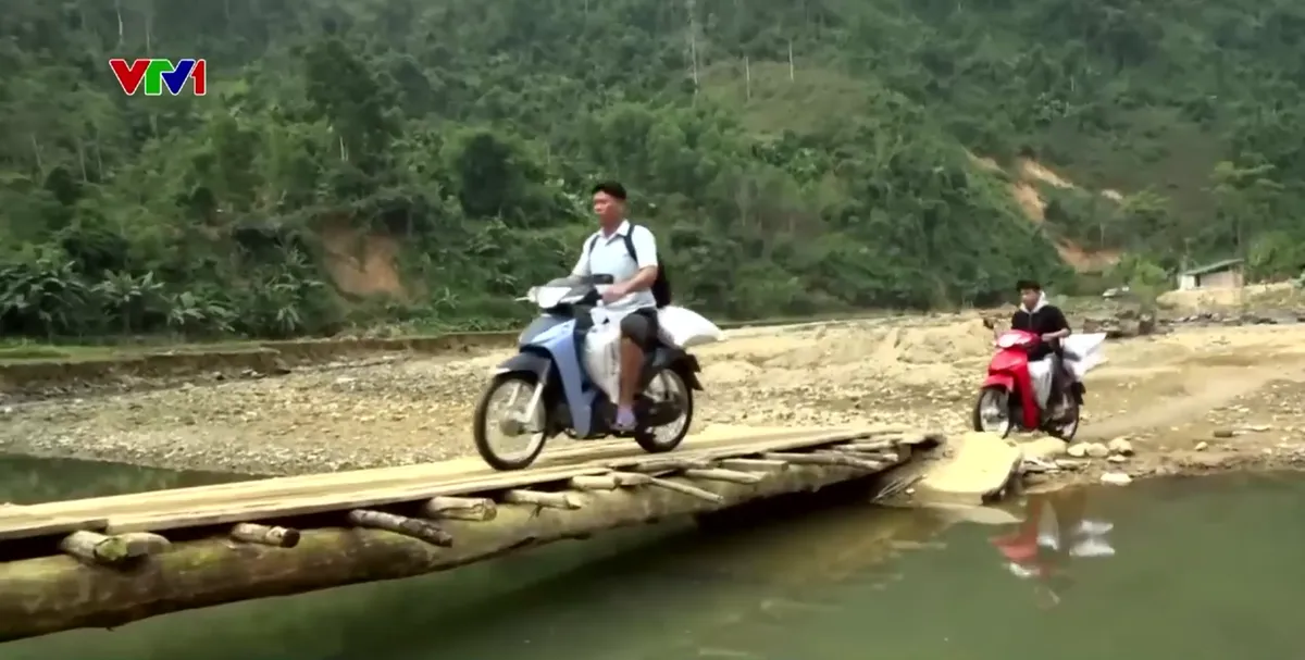 Đường huyết mạch x&atilde; Nga My xuống cấp nghi&ecirc;m trọng sau b&atilde;o lũ - Ảnh 4.