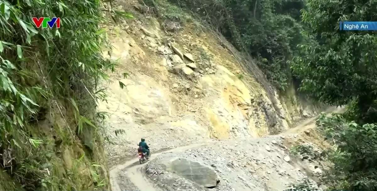 Đường huyết mạch x&atilde; Nga My xuống cấp nghi&ecirc;m trọng sau b&atilde;o lũ - Ảnh 1.