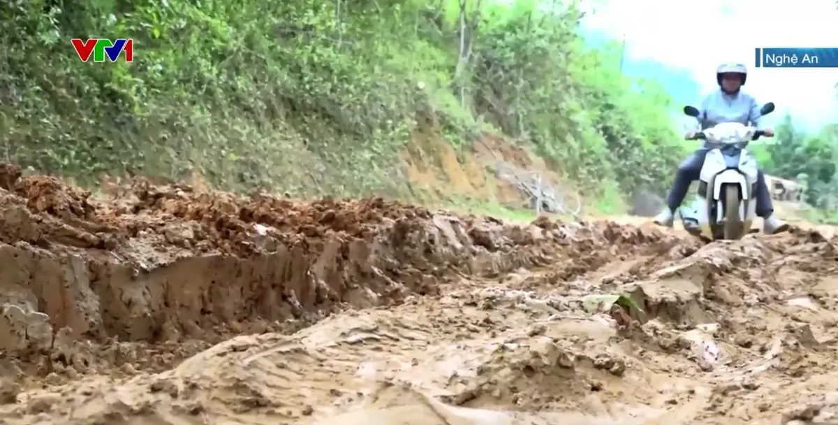 Đường huyết mạch x&atilde; Nga My xuống cấp nghi&ecirc;m trọng sau b&atilde;o lũ - Ảnh 2.