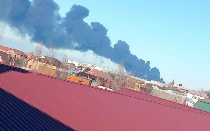 Đám cháy đã bùng phát tại các bể chứa dầu ở cảng Temryuk thuộc vùng Krasnodar phía Nam nước Nga (Ảnh: tvpworld)