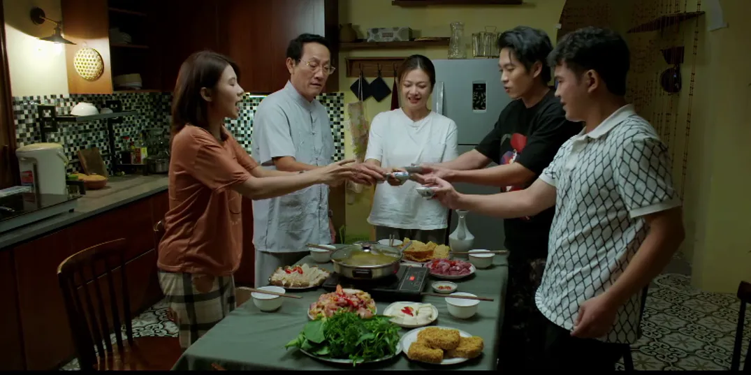 Gia đ&igrave;nh tr&aacute;i dấu - Tập 12: 'Say nắng' nữ nh&acirc;n vi&ecirc;n, anh chủ qu&aacute;n c&agrave; ph&ecirc; ghen với kh&aacute;ch- Ảnh 5.