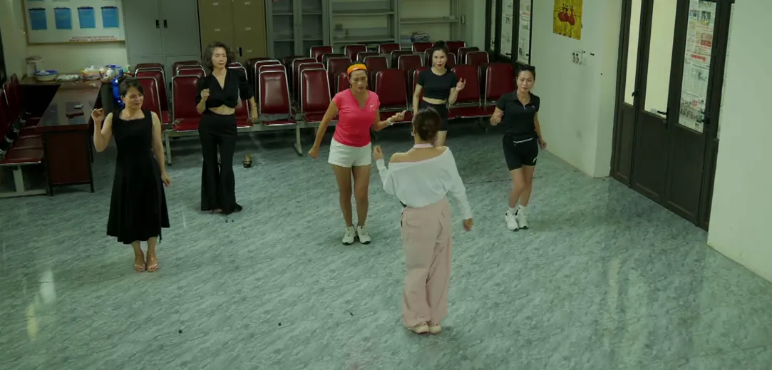 Gia đ&igrave;nh tr&aacute;i dấu - Tập 12: 'Say nắng' nữ nh&acirc;n vi&ecirc;n, anh chủ qu&aacute;n c&agrave; ph&ecirc; ghen với kh&aacute;ch- Ảnh 7.