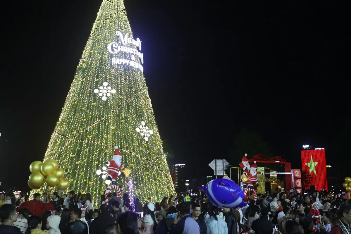 Đ&agrave; Nẵng rực rỡ sắc m&agrave;u Gi&aacute;ng sinh, s&ocirc;i động m&ugrave;a du lịch cuối năm- Ảnh 1.