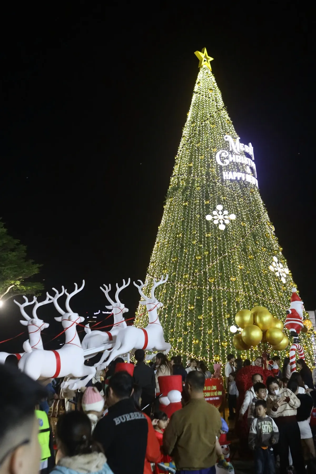 Đ&agrave; Nẵng rực rỡ sắc m&agrave;u Gi&aacute;ng sinh, s&ocirc;i động m&ugrave;a du lịch cuối năm- Ảnh 7.