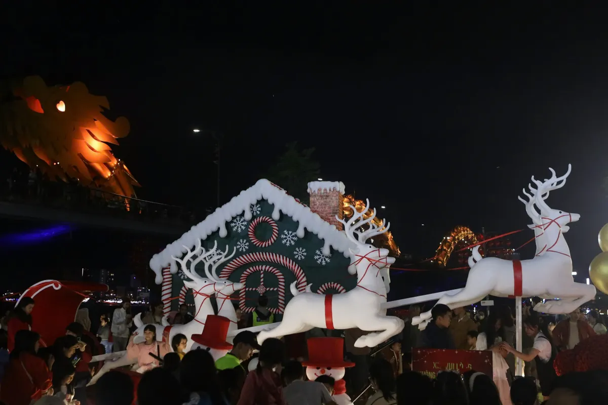 Đ&agrave; Nẵng rực rỡ sắc m&agrave;u Gi&aacute;ng sinh, s&ocirc;i động m&ugrave;a du lịch cuối năm- Ảnh 2.