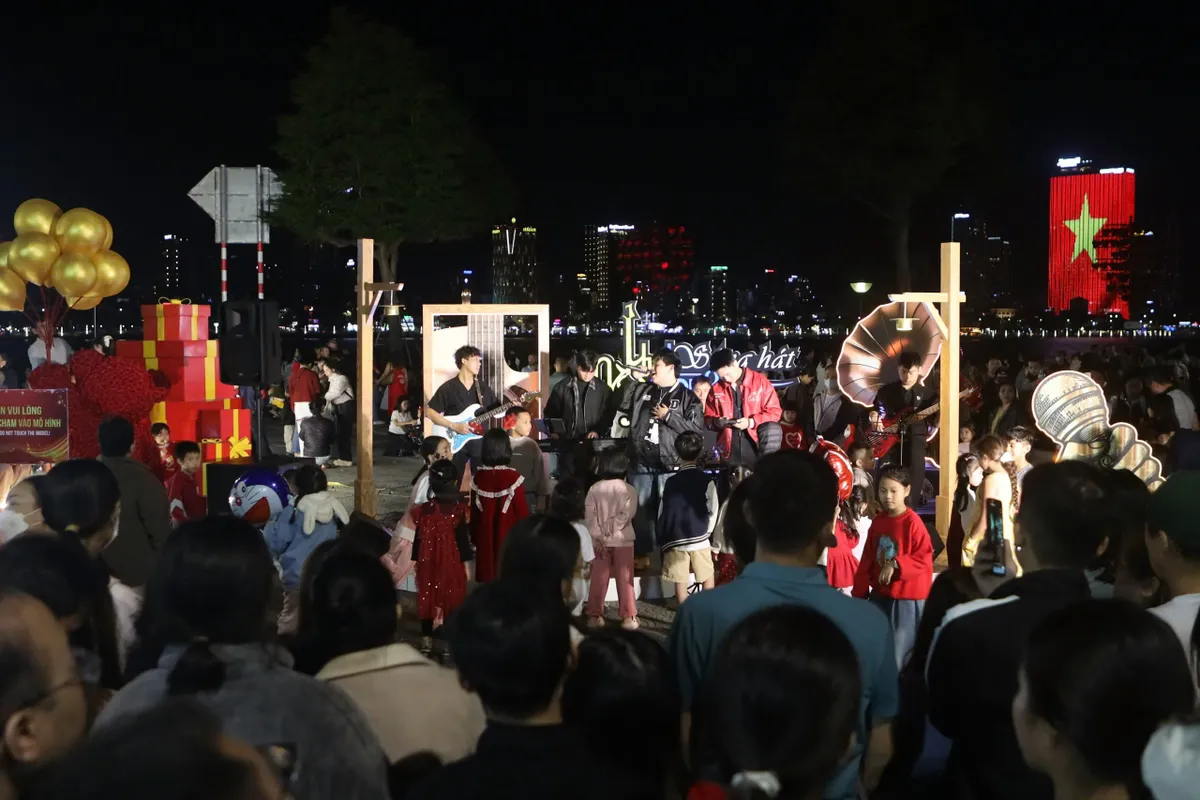 Đ&agrave; Nẵng rực rỡ sắc m&agrave;u Gi&aacute;ng sinh, s&ocirc;i động m&ugrave;a du lịch cuối năm- Ảnh 4.