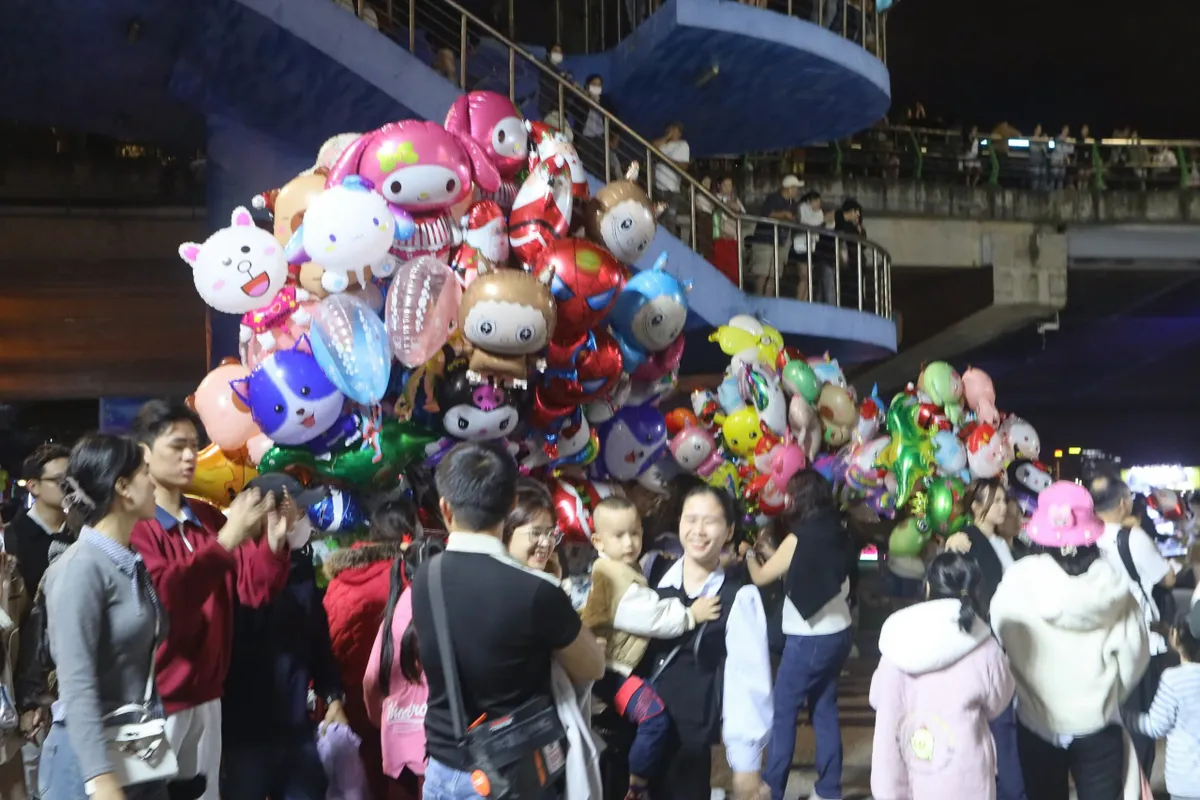 Đ&agrave; Nẵng rực rỡ sắc m&agrave;u Gi&aacute;ng sinh, s&ocirc;i động m&ugrave;a du lịch cuối năm- Ảnh 6.