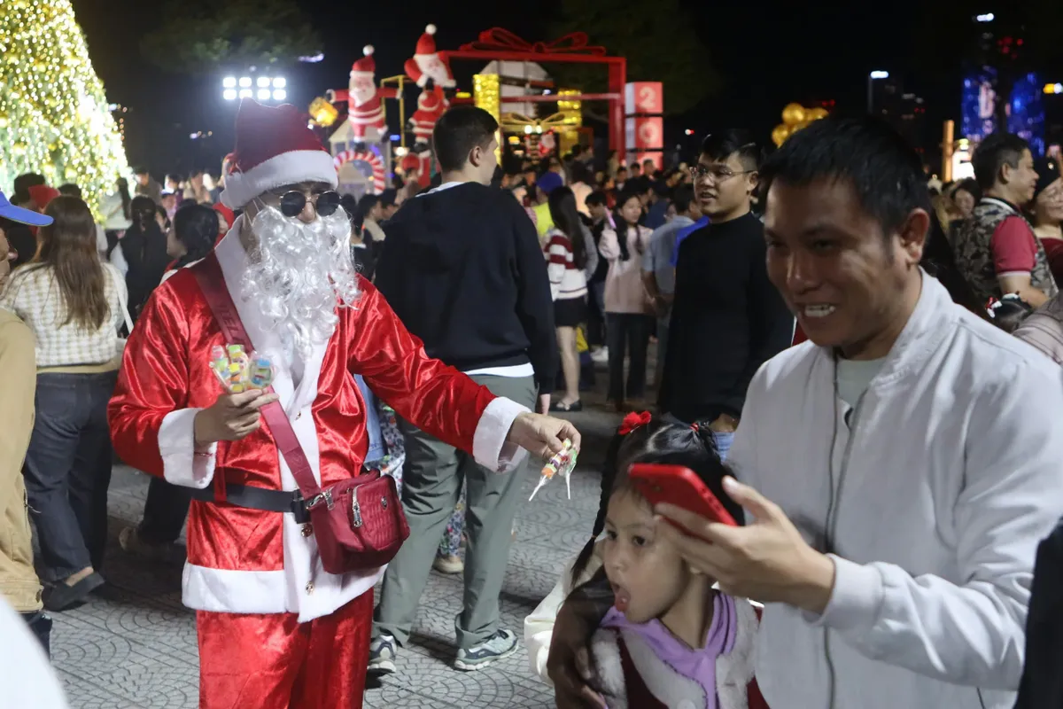 Đ&agrave; Nẵng rực rỡ sắc m&agrave;u Gi&aacute;ng sinh, s&ocirc;i động m&ugrave;a du lịch cuối năm- Ảnh 5.