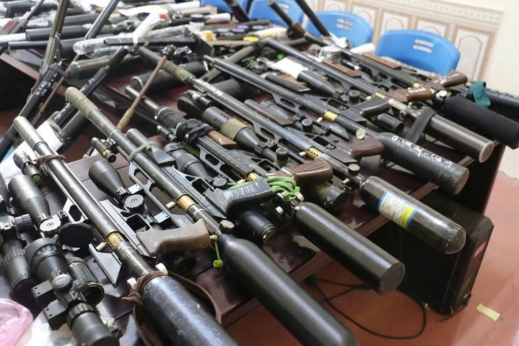 Triệt ph&aacute; đường d&acirc;y mua b&aacute;n vũ kh&iacute; qu&acirc;n dụng tr&ecirc;n mạng, thu giữ 64 khẩu s&uacute;ng, bắt giữ 42 đối tượng - Ảnh 4.