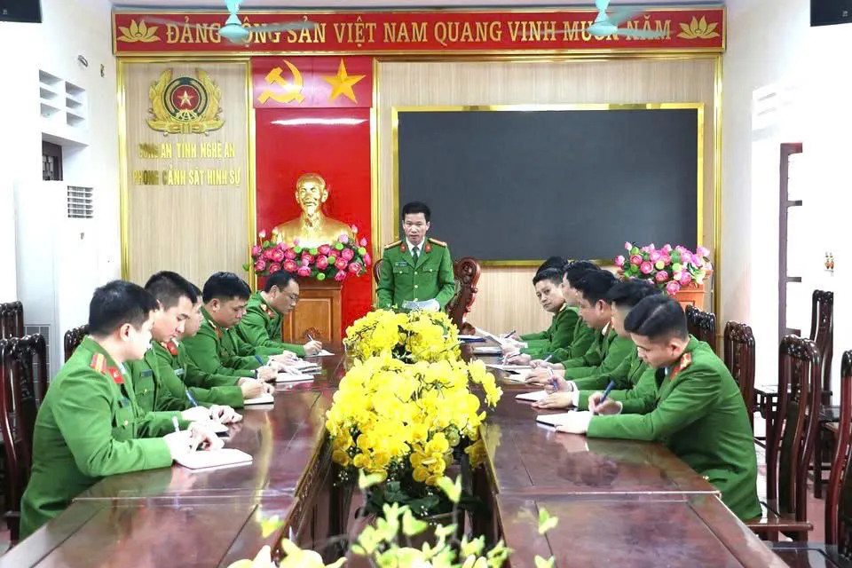 Triệt ph&aacute; đường d&acirc;y mua b&aacute;n vũ kh&iacute; qu&acirc;n dụng tr&ecirc;n mạng, thu giữ 64 khẩu s&uacute;ng, bắt giữ 42 đối tượng - Ảnh 1.