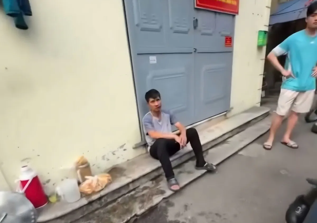 Bị nhắc việc dừng đỗ xe, t&agrave;i xế &ocirc; t&ocirc; v&agrave; người b&aacute;n h&agrave;ng xảy ra x&ocirc; x&aacute;t ở H&agrave; Nội - Ảnh 1.