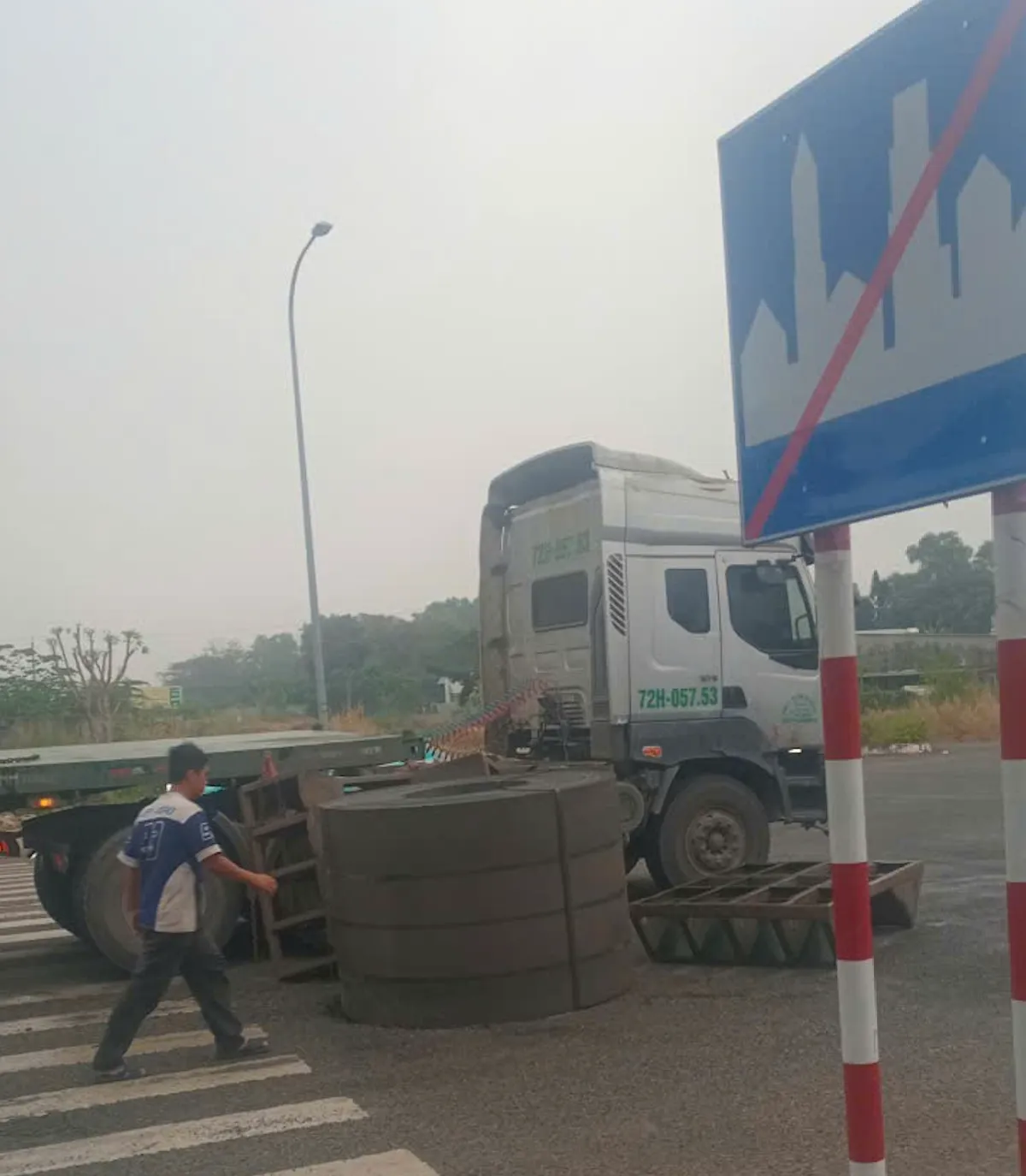 Xe đầu k&eacute;o l&agrave;m rơi cuộn t&ocirc;n hơn 20 tấn giữa đường ở TP Hồ Ch&iacute; Minh - Ảnh 1.