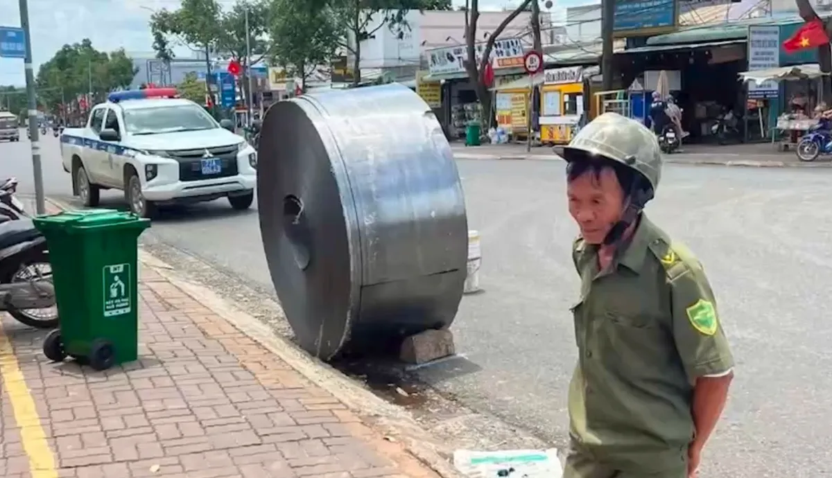 Xe đầu k&eacute;o l&agrave;m rơi cuộn t&ocirc;n hơn 20 tấn giữa đường ở TP Hồ Ch&iacute; Minh - Ảnh 3.