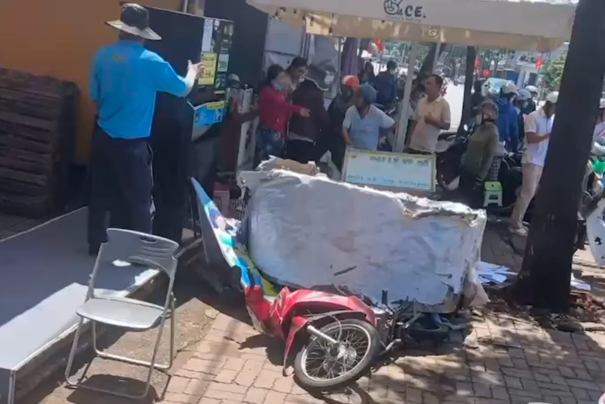 Xe đầu k&eacute;o l&agrave;m rơi cuộn t&ocirc;n hơn 20 tấn giữa đường ở TP Hồ Ch&iacute; Minh - Ảnh 4.