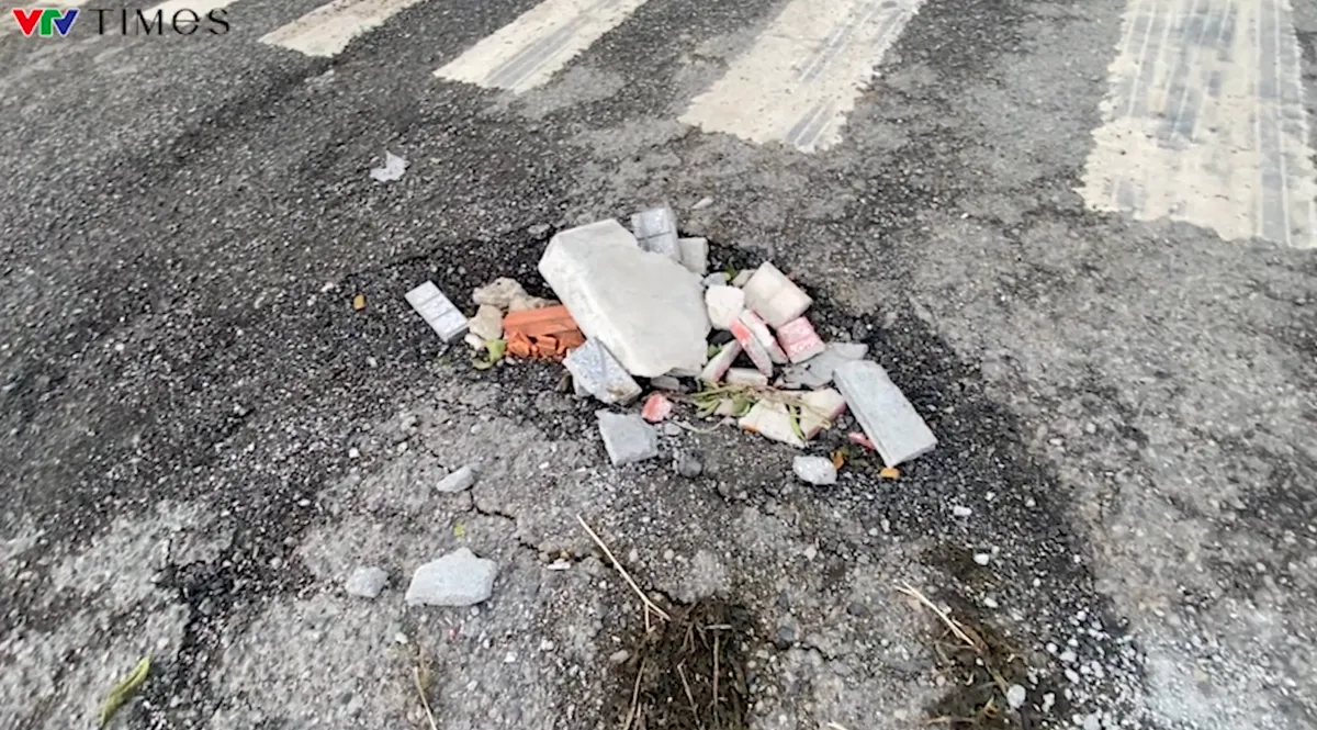 Xe đầu k&eacute;o l&agrave;m rơi cuộn t&ocirc;n hơn 20 tấn giữa đường ở TP Hồ Ch&iacute; Minh - Ảnh 2.