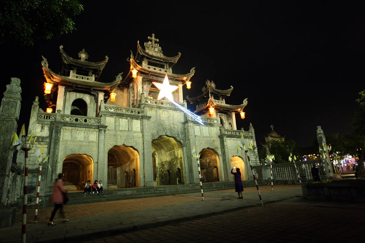 Tiếng chu&ocirc;ng gi&aacute;ng sinh tr&ecirc;n m&aacute;i cong nh&agrave; thờ đ&aacute;- Ảnh 3.